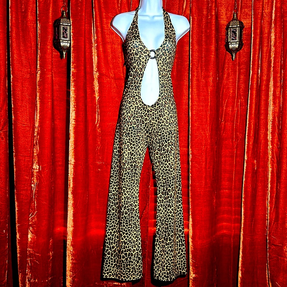Tan leopard pinup vixen catsuit. 90’s era club- go go vintage SZ SM-MED